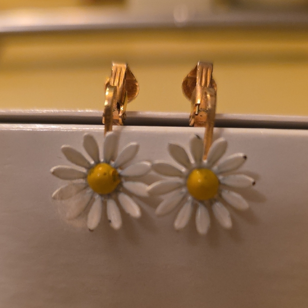 Vintage White and Yellow Daisy Earrings. Super Cute
